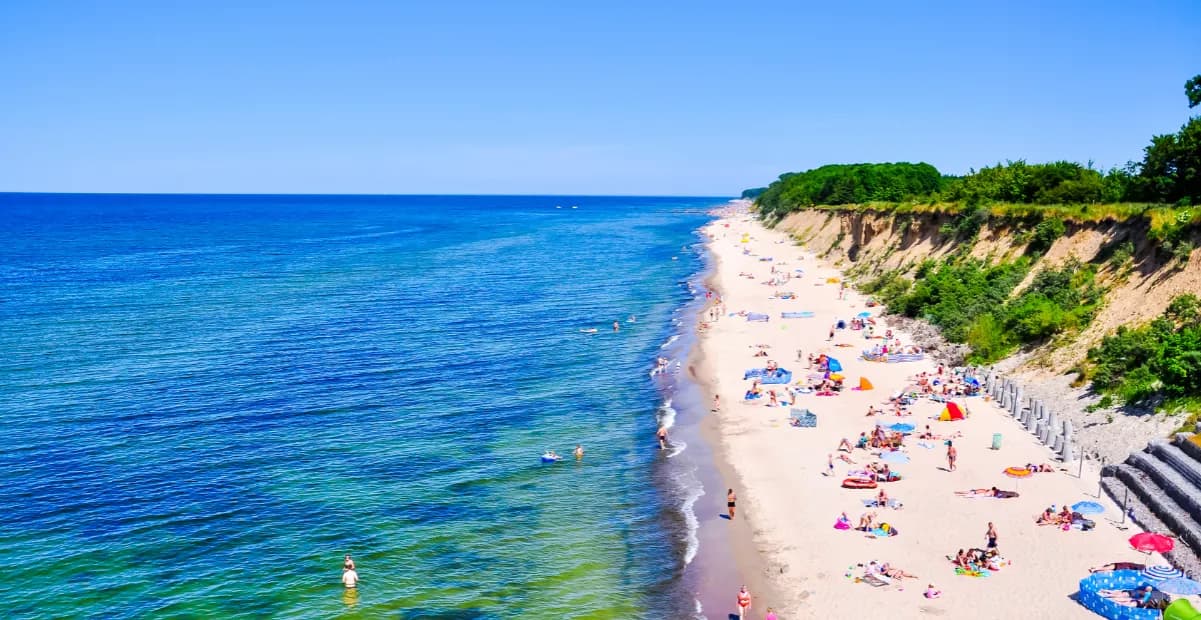 Łeba czy Ustka: Gdzie spędzić idealne wakacje nad Bałtykiem?