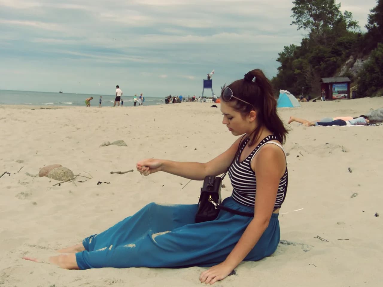 Jak się ubrać na 20 stopni nad morzem, by czuć się komfortowo?