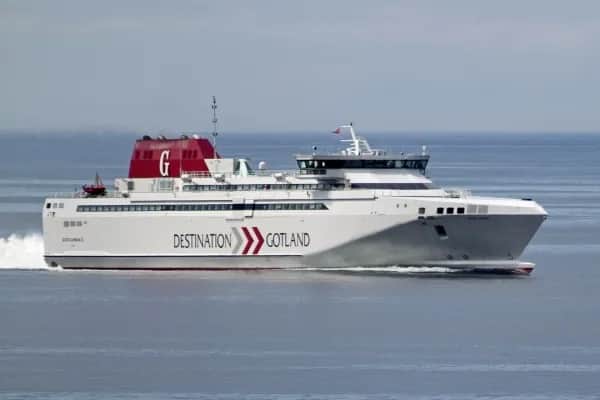 Jak szybko płynie prom? Sprawdź prędkości i czynniki wpływające na czas podróży