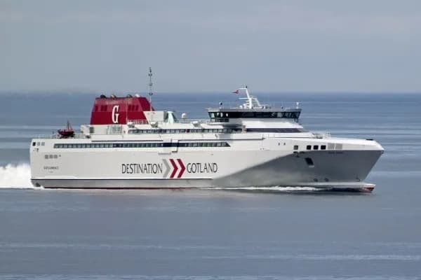 Jak szybko płynie prom? Sprawdź prędkości i czynniki wpływające na czas podróży