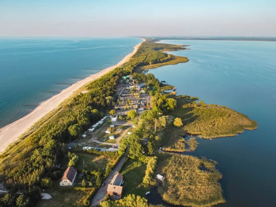 Gdzie leżą Dąbki nad morzem? Odkryj ich bliskość do atrakcji